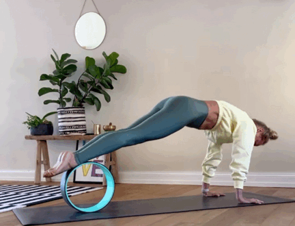 Chien tête en bas avec Roue de yoga - BackBalance - Getractive